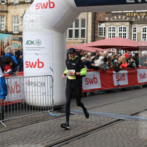 05.10.2025 - 20. swb-Marathon Bremen Yannick Fuchs http://msf.ph/oto/9229017 05.10.2025 10:59:13 Ziel 9692, 9847, 9977, 10039, 10353, 10357, 10588, 10594, 10607 meine-sportfotos.de
