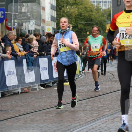 05.10.2025 - 20. swb-Marathon Bremen Strokosch-Dieckow http://msf.ph/oto/9229019 05.10.2025 10:50:51 Ziel 7733, 9251, 9277, 9399, 9715, 9888, 9966, 9975, 10029, 10224, 10227, 10534, 10689, 10698, 11061, 11220, 11311 meine-sportfotos.de