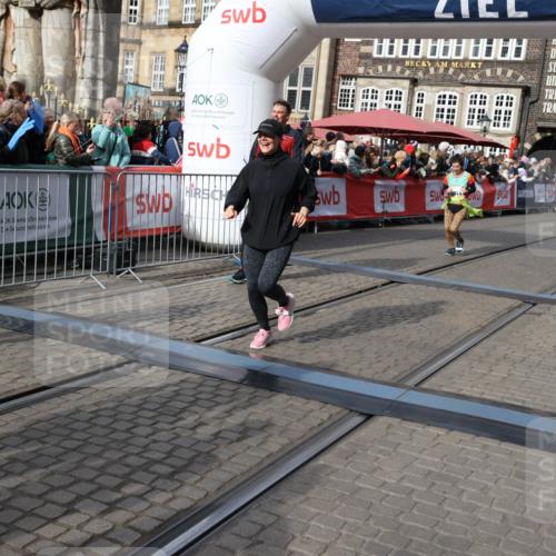 05.10.2025 - 20. swb-Marathon Bremen Yannick Fuchs http://msf.ph/oto/9229020 05.10.2025 11:02:04 Ziel 9237, 9365, 9655, 10558, 10837, 10944, 11415, 11647 meine-sportfotos.de