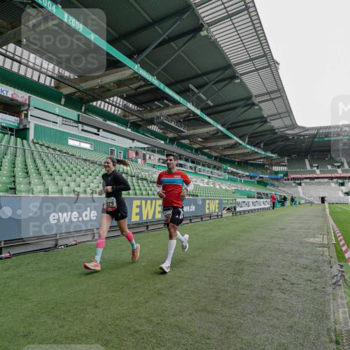 05.10.2025 - 20. swb-Marathon Bremen Michael Burmester http://msf.ph/oto/9229022 05.10.2025 12:38:13 Laufen im Stadion 57, 383, 481, 1005, 1058, 1379, 1833, 2168, 5423, 9080, 728, 2132, 5423, 5582, 7266 meine-sportfotos.de