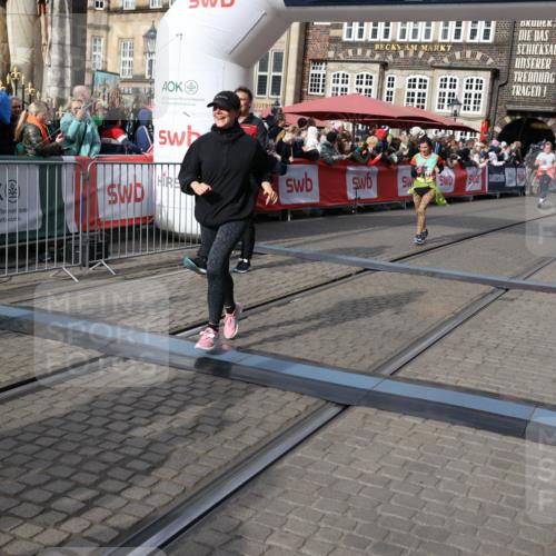 05.10.2025 - 20. swb-Marathon Bremen Yannick Fuchs http://msf.ph/oto/9229034 05.10.2025 11:02:04 Ziel 9237, 9365, 9655, 10558, 10837, 10944, 11415, 11647 meine-sportfotos.de