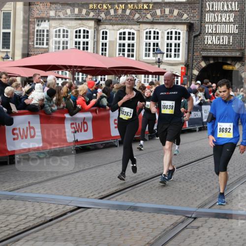 05.10.2025 - 20. swb-Marathon Bremen Yannick Fuchs http://msf.ph/oto/9229037 05.10.2025 10:59:15 Ziel 9219, 9692, 10039, 10143, 10353, 10357, 10594, 10607 meine-sportfotos.de