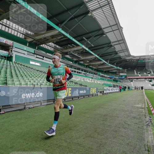 05.10.2025 - 20. swb-Marathon Bremen Michael Burmester http://msf.ph/oto/9229040 05.10.2025 12:38:32 Laufen im Stadion 193, 383, 1005, 1058, 1379, 1520, 1833, 3975, 57, 481, 2168, 5423, 9080 meine-sportfotos.de