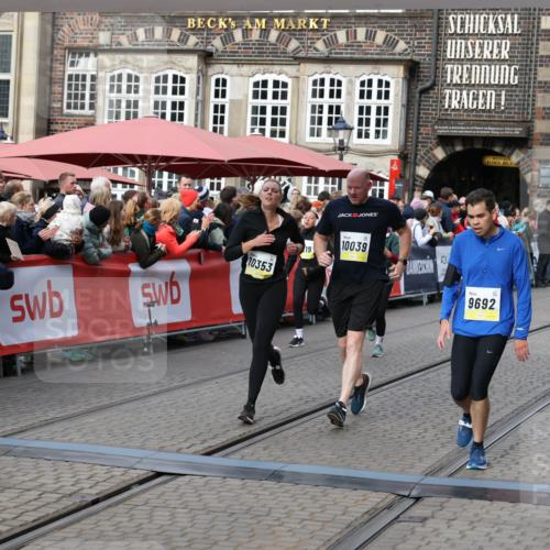 05.10.2025 - 20. swb-Marathon Bremen Yannick Fuchs http://msf.ph/oto/9229042 05.10.2025 10:59:16 Ziel 9219, 9692, 10039, 10143, 10353, 10357, 10594, 10607 meine-sportfotos.de