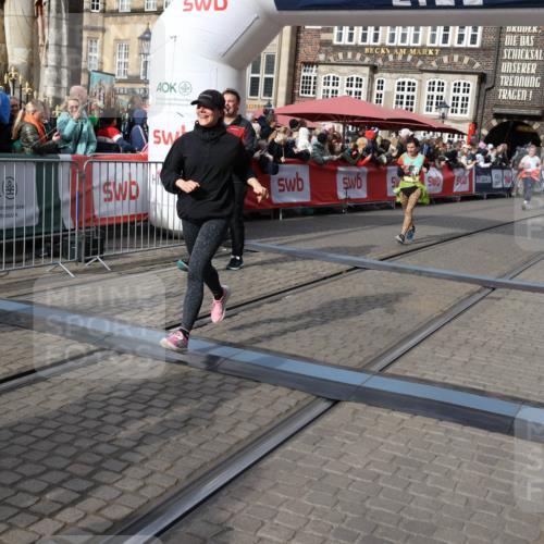 05.10.2025 - 20. swb-Marathon Bremen Yannick Fuchs http://msf.ph/oto/9229043 05.10.2025 11:02:04 Ziel 9237, 9365, 9655, 10558, 10837, 10944, 11415, 11647 meine-sportfotos.de