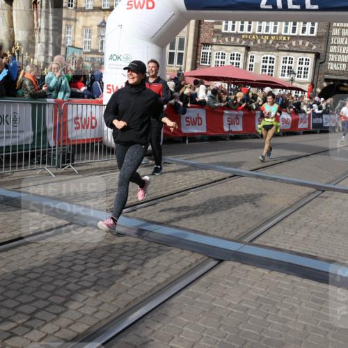 05.10.2025 - 20. swb-Marathon Bremen Yannick Fuchs http://msf.ph/oto/9229049 05.10.2025 11:02:04 Ziel 9237, 9365, 9655, 10558, 10837, 10944, 11415, 11647 meine-sportfotos.de