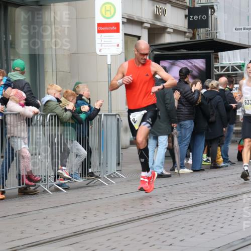 05.10.2025 - 20. swb-Marathon Bremen Strokosch-Dieckow http://msf.ph/oto/9229053 05.10.2025 10:35:11 Ziel 9336, 9340, 9596, 9697, 10538, 11341, 9336, 9340, 9596, 9697, 10538, 11341 meine-sportfotos.de