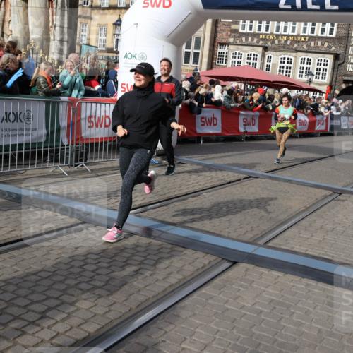 05.10.2025 - 20. swb-Marathon Bremen Yannick Fuchs http://msf.ph/oto/9229054 05.10.2025 11:02:04 Ziel 9237, 9365, 9655, 10558, 10837, 10944, 11415, 11647 meine-sportfotos.de