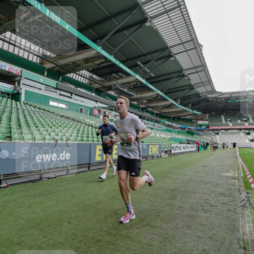 05.10.2025 - 20. swb-Marathon Bremen Michael Burmester http://msf.ph/oto/9229068 05.10.2025 12:38:46 Laufen im Stadion 193, 383, 685, 1005, 1329, 1352, 1379, 1520, 1833, 2940, 3975, 5074, 6541, 7999, 8341, 1058 meine-sportfotos.de
