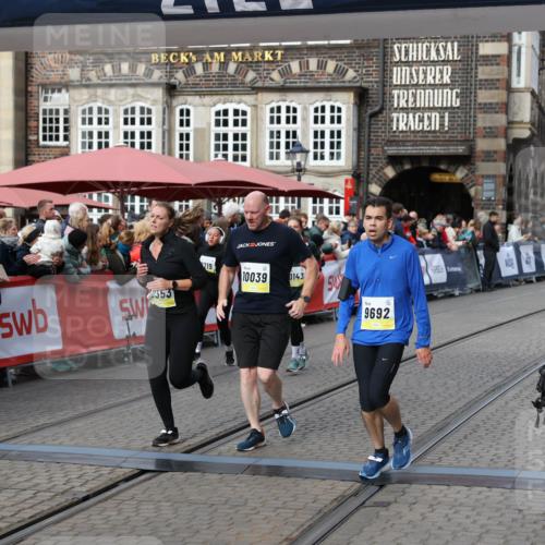 05.10.2025 - 20. swb-Marathon Bremen Yannick Fuchs http://msf.ph/oto/9229069 05.10.2025 10:59:16 Ziel 9219, 9692, 10039, 10143, 10353, 10357, 10594, 10607 meine-sportfotos.de