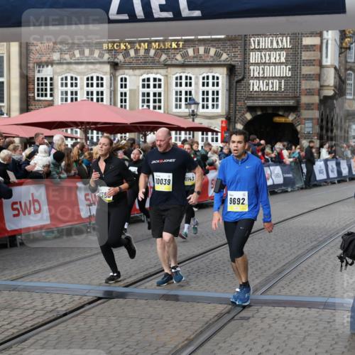 05.10.2025 - 20. swb-Marathon Bremen Yannick Fuchs http://msf.ph/oto/9229071 05.10.2025 10:59:16 Ziel 9219, 9692, 10039, 10143, 10353, 10357, 10594, 10607 meine-sportfotos.de