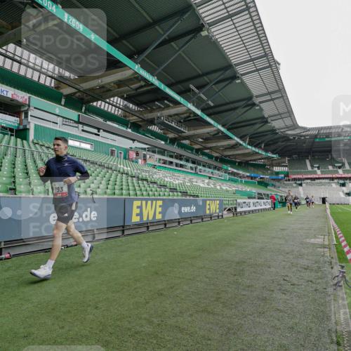05.10.2025 - 20. swb-Marathon Bremen Michael Burmester http://msf.ph/oto/9229072 05.10.2025 12:38:47 Laufen im Stadion 193, 383, 685, 1005, 1329, 1352, 1379, 1520, 1833, 2940, 3975, 5074, 6541, 7999, 8341, 1058 meine-sportfotos.de