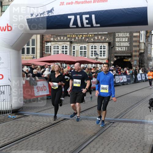 05.10.2025 - 20. swb-Marathon Bremen Yannick Fuchs http://msf.ph/oto/9229082 05.10.2025 10:59:16 Ziel 9219, 9692, 10039, 10143, 10353, 10357, 10594, 10607 meine-sportfotos.de