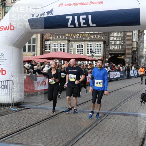 05.10.2025 - 20. swb-Marathon Bremen Yannick Fuchs http://msf.ph/oto/9229089 05.10.2025 10:59:16 Ziel 9219, 9692, 10039, 10143, 10353, 10357, 10594, 10607 meine-sportfotos.de