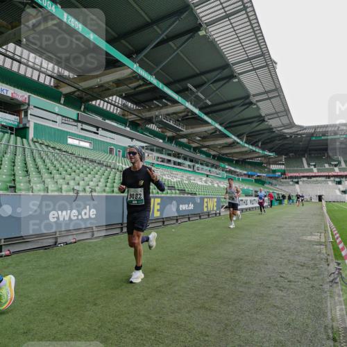 05.10.2025 - 20. swb-Marathon Bremen Michael Burmester http://msf.ph/oto/9229092 05.10.2025 12:38:57 Laufen im Stadion 193, 685, 1329, 1352, 1379, 1520, 1833, 2940, 3975, 4629, 4807, 5074, 6541, 7551, 7999, 8341, 9082, 383, 1005, 1058 meine-sportfotos.de