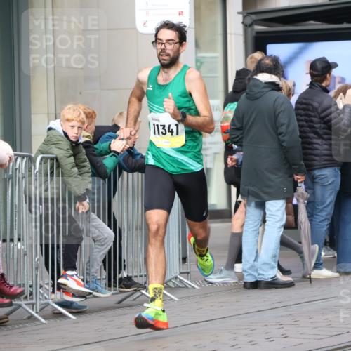 05.10.2025 - 20. swb-Marathon Bremen Strokosch-Dieckow http://msf.ph/oto/9229100 05.10.2025 10:35:15 Ziel 9336, 9340, 9596, 9697, 10538, 11341, 9336, 9340, 9596, 9697, 10538, 11341 meine-sportfotos.de