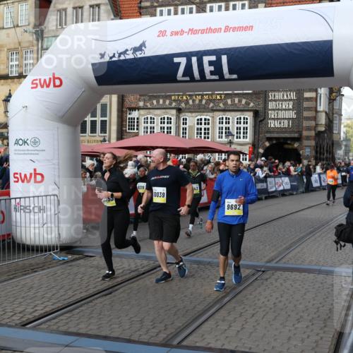 05.10.2025 - 20. swb-Marathon Bremen Yannick Fuchs http://msf.ph/oto/9229102 05.10.2025 10:59:17 Ziel 9219, 9508, 9692, 10039, 10143, 10353, 10594, 10607 meine-sportfotos.de