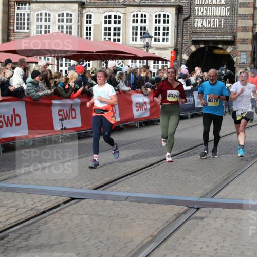 05.10.2025 - 20. swb-Marathon Bremen Yannick Fuchs http://msf.ph/oto/9229103 05.10.2025 11:02:08 Ziel 9324, 9365, 9536, 10558, 10837, 10855, 10879, 10887, 10944, 11415 meine-sportfotos.de