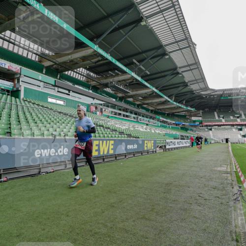 05.10.2025 - 20. swb-Marathon Bremen Michael Burmester http://msf.ph/oto/9229112 05.10.2025 12:39:01 Laufen im Stadion 193, 685, 1329, 1352, 1520, 2940, 3975, 4629, 4807, 5074, 6541, 7551, 7999, 8341, 9082, 383, 1005, 1058, 1379, 1833 meine-sportfotos.de
