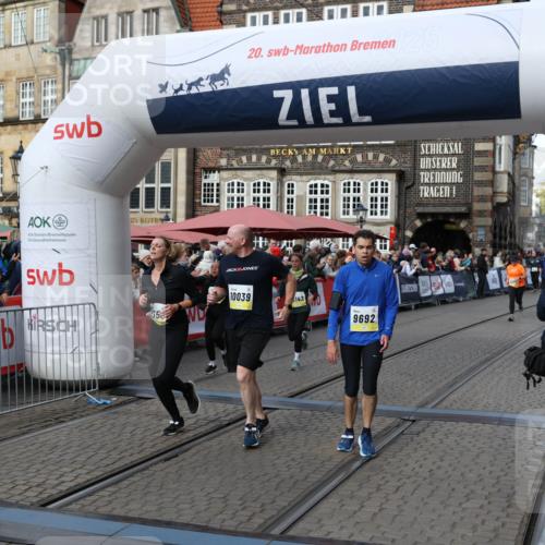 05.10.2025 - 20. swb-Marathon Bremen Yannick Fuchs http://msf.ph/oto/9229114 05.10.2025 10:59:17 Ziel 9219, 9508, 9692, 10039, 10143, 10353, 10594, 10607 meine-sportfotos.de
