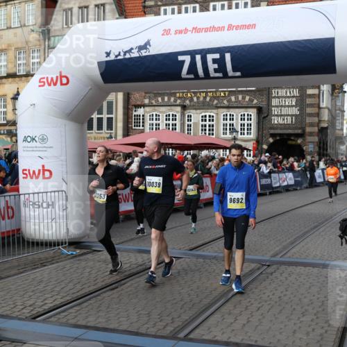 05.10.2025 - 20. swb-Marathon Bremen Yannick Fuchs http://msf.ph/oto/9229118 05.10.2025 10:59:17 Ziel 9219, 9508, 9692, 10039, 10143, 10353, 10594, 10607 meine-sportfotos.de