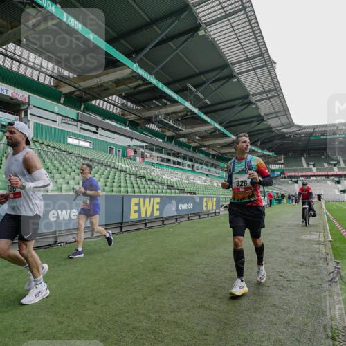 05.10.2025 - 20. swb-Marathon Bremen Michael Burmester http://msf.ph/oto/9229156 05.10.2025 12:39:41 Laufen im Stadion 236, 826, 1198, 1345, 1352, 1392, 1626, 1925, 2130, 4030, 4629, 4807, 5240, 7551, 7999, 8849, 9082, 193, 685, 1329, 2940, 3975, 5074, 6541, 8341 meine-sportfotos.de