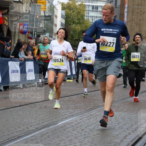 05.10.2025 - 20. swb-Marathon Bremen Strokosch-Dieckow http://msf.ph/oto/9229160 05.10.2025 10:50:56 Ziel 9199, 9399, 9416, 9425, 9630, 9663, 9966, 10029, 10226, 10227, 10254, 10378, 10534, 10698, 10743, 10932, 11061, 11220, 11311, 11391 meine-sportfotos.de