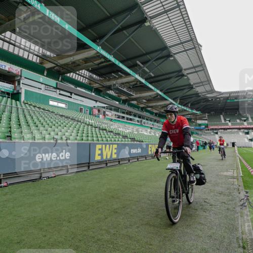 05.10.2025 - 20. swb-Marathon Bremen Michael Burmester http://msf.ph/oto/9229162 05.10.2025 12:39:44 Laufen im Stadion 236, 826, 1198, 1345, 1352, 1392, 1615, 1626, 1925, 2130, 4030, 4629, 4807, 5240, 7551, 8849, 9082, 193, 685, 1329, 1352, 2940, 3975, 5074, 6541, 7999, 8341 meine-sportfotos.de