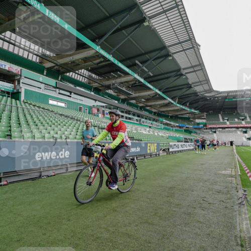05.10.2025 - 20. swb-Marathon Bremen Michael Burmester http://msf.ph/oto/9229172 05.10.2025 12:39:47 Laufen im Stadion 236, 241, 826, 1198, 1345, 1392, 1615, 1626, 1925, 2130, 4030, 4629, 4807, 5240, 5595, 6444, 7213, 7551, 7883, 8849, 9082, 193, 685, 1329, 1352, 2940, 5074, 6541, 7999, 8341 meine-sportfotos.de