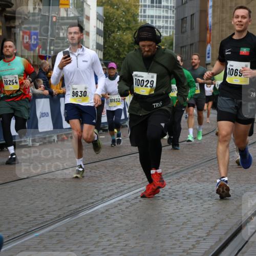 05.10.2025 - 20. swb-Marathon Bremen Strokosch-Dieckow http://msf.ph/oto/9229176 05.10.2025 10:50:58 Ziel 9199, 9399, 9416, 9425, 9630, 9663, 9894, 10029, 10206, 10226, 10227, 10254, 10378, 10534, 10669, 10698, 10743, 10932, 11061, 11279, 11311, 11391, 11573 meine-sportfotos.de