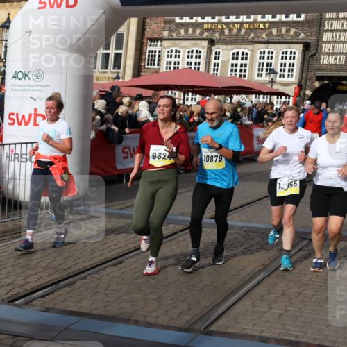 05.10.2025 - 20. swb-Marathon Bremen Yannick Fuchs http://msf.ph/oto/9229183 05.10.2025 11:02:10 Ziel 9324, 9426, 9536, 9686, 10301, 10837, 10855, 10879, 10887, 10944, 11415, 11459 meine-sportfotos.de