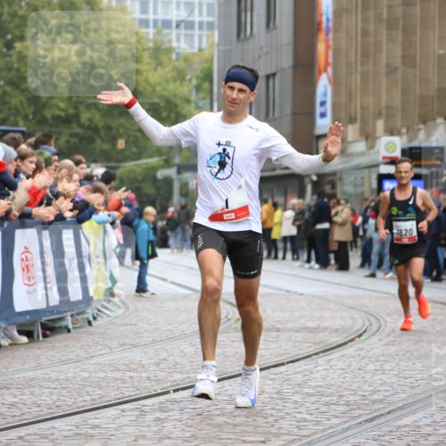 05.10.2025 - 20. swb-Marathon Bremen Strokosch-Dieckow http://msf.ph/oto/9229184 05.10.2025 12:27:45 Ziel 1, 1620 meine-sportfotos.de
