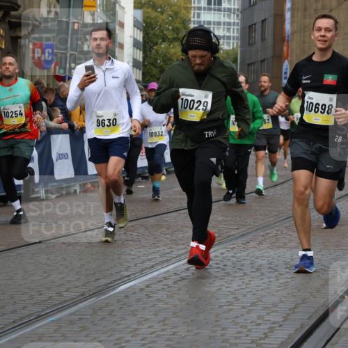 05.10.2025 - 20. swb-Marathon Bremen Strokosch-Dieckow http://msf.ph/oto/9229189 05.10.2025 10:50:58 Ziel 9199, 9399, 9416, 9425, 9630, 9663, 9894, 10029, 10206, 10226, 10227, 10254, 10378, 10534, 10669, 10698, 10743, 10932, 11061, 11279, 11311, 11391, 11573 meine-sportfotos.de