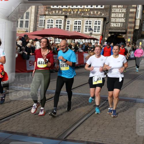05.10.2025 - 20. swb-Marathon Bremen Yannick Fuchs http://msf.ph/oto/9229191 05.10.2025 11:02:10 Ziel 9324, 9426, 9536, 9686, 10301, 10837, 10855, 10879, 10887, 10944, 11415, 11459 meine-sportfotos.de