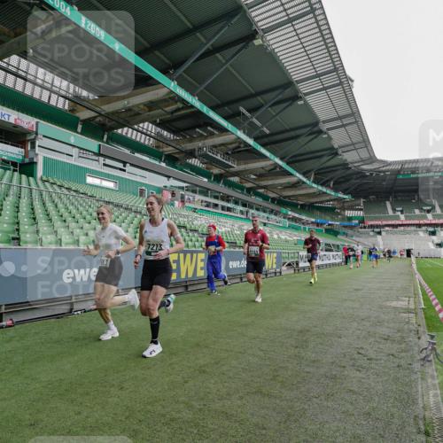 05.10.2025 - 20. swb-Marathon Bremen Michael Burmester http://msf.ph/oto/9229193 05.10.2025 12:39:54 Laufen im Stadion 133, 236, 241, 826, 1198, 1345, 1392, 1615, 1626, 1812, 1925, 2130, 4030, 4629, 5240, 5595, 6075, 6444, 7213, 7551, 7883, 8849, 685, 1329, 1352, 2940, 4807, 5074, 6541, 7999, 8341, 9082 meine-sportfotos.de