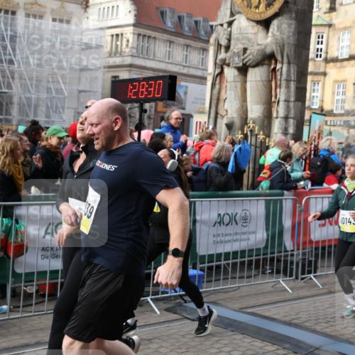 05.10.2025 - 20. swb-Marathon Bremen Yannick Fuchs http://msf.ph/oto/9229200 05.10.2025 10:59:19 Ziel 9219, 9508, 9692, 10039, 10143, 10274, 10353, 10594 meine-sportfotos.de