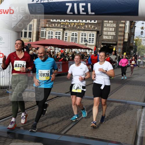 05.10.2025 - 20. swb-Marathon Bremen Yannick Fuchs http://msf.ph/oto/9229202 05.10.2025 11:02:10 Ziel 9324, 9426, 9536, 9686, 10301, 10837, 10855, 10879, 10887, 10944, 11415, 11459 meine-sportfotos.de