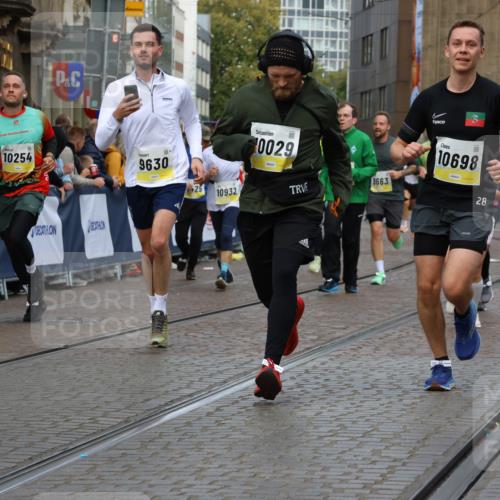05.10.2025 - 20. swb-Marathon Bremen Strokosch-Dieckow http://msf.ph/oto/9229206 05.10.2025 10:50:58 Ziel 9199, 9399, 9416, 9425, 9630, 9663, 9894, 10029, 10206, 10226, 10227, 10254, 10378, 10534, 10669, 10698, 10743, 10932, 11061, 11279, 11311, 11391, 11573 meine-sportfotos.de