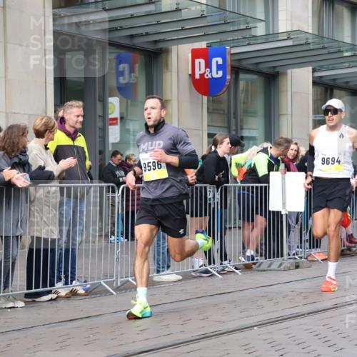 05.10.2025 - 20. swb-Marathon Bremen Strokosch-Dieckow http://msf.ph/oto/9229214 05.10.2025 10:35:28 Ziel 9596, 9697, 10372, 10538, 9596, 9697, 10372, 10538 meine-sportfotos.de