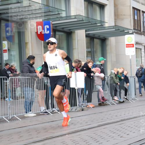 05.10.2025 - 20. swb-Marathon Bremen Strokosch-Dieckow http://msf.ph/oto/9229219 05.10.2025 10:35:29 Ziel 9596, 10372, 10538, 9596, 10372, 10538 meine-sportfotos.de