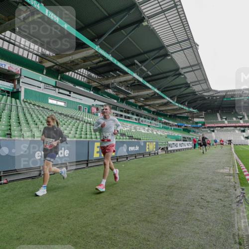 05.10.2025 - 20. swb-Marathon Bremen Michael Burmester http://msf.ph/oto/9229220 05.10.2025 12:40:01 Laufen im Stadion 133, 236, 241, 826, 1198, 1345, 1392, 1615, 1626, 1812, 1925, 2118, 2130, 4030, 5240, 5595, 6075, 6444, 7213, 7274, 7766, 7883, 8849, 1352, 4629, 4807, 7551, 7999, 9082 meine-sportfotos.de