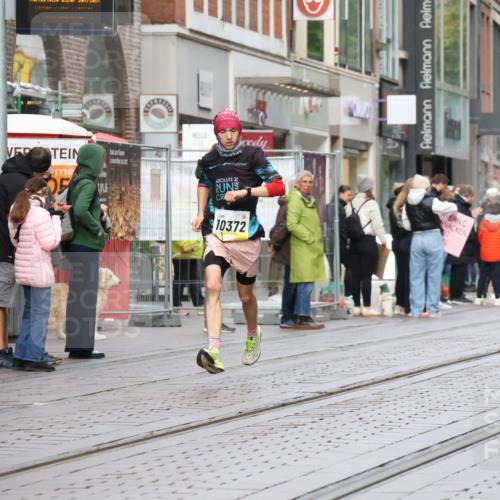 05.10.2025 - 20. swb-Marathon Bremen Strokosch-Dieckow http://msf.ph/oto/9229246 05.10.2025 10:35:42 Ziel 10372, 11188, 10372, 11188 meine-sportfotos.de