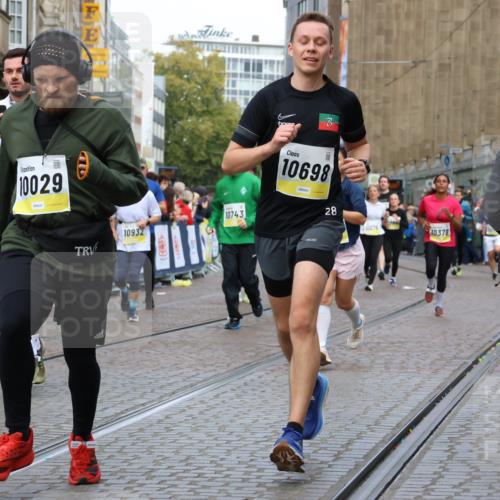 05.10.2025 - 20. swb-Marathon Bremen Strokosch-Dieckow http://msf.ph/oto/9229254 05.10.2025 10:50:59 Ziel 9199, 9256, 9287, 9416, 9425, 9630, 9663, 9894, 10029, 10206, 10226, 10227, 10254, 10378, 10534, 10669, 10698, 10743, 10932, 11061, 11279, 11391, 11573 meine-sportfotos.de