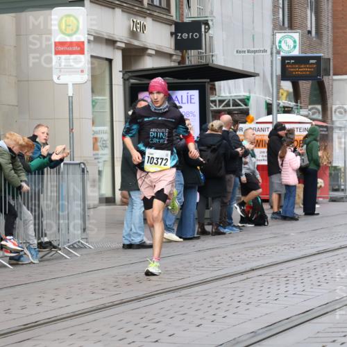05.10.2025 - 20. swb-Marathon Bremen Strokosch-Dieckow http://msf.ph/oto/9229263 05.10.2025 10:35:44 Ziel 10372, 11188, 10372, 11188 meine-sportfotos.de
