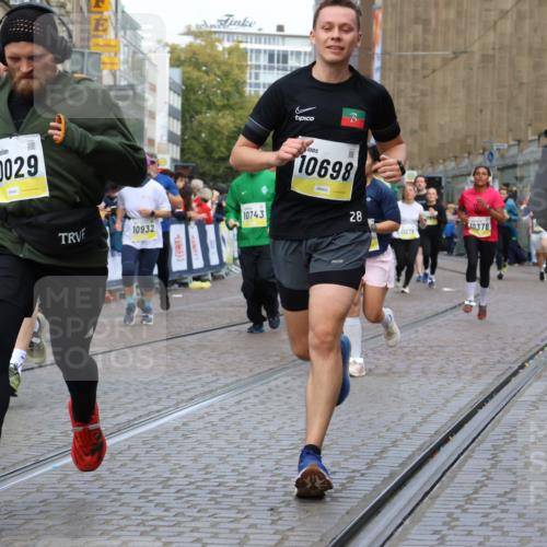 05.10.2025 - 20. swb-Marathon Bremen Strokosch-Dieckow http://msf.ph/oto/9229265 05.10.2025 10:50:59 Ziel 9199, 9256, 9287, 9416, 9425, 9630, 9663, 9894, 10029, 10206, 10226, 10227, 10254, 10378, 10534, 10669, 10698, 10743, 10932, 11061, 11279, 11391, 11573 meine-sportfotos.de