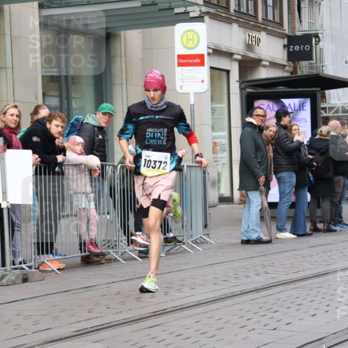 05.10.2025 - 20. swb-Marathon Bremen Strokosch-Dieckow http://msf.ph/oto/9229270 05.10.2025 10:35:45 Ziel 10372, 11188, 10372, 11188 meine-sportfotos.de