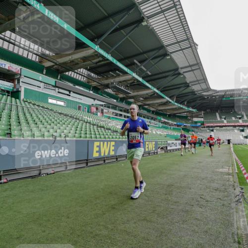 05.10.2025 - 20. swb-Marathon Bremen Michael Burmester http://msf.ph/oto/9229271 05.10.2025 12:40:35 Laufen im Stadion 45, 46, 133, 241, 623, 689, 945, 1392, 1615, 1812, 2036, 2048, 2057, 2064, 2118, 2130, 2169, 2497, 2670, 2683, 4375, 5595, 6075, 6444, 7213, 7274, 7587, 7766, 7883, 236, 826, 1198, 1345, 1626, 4030, 5240, 8849 meine-sportfotos.de