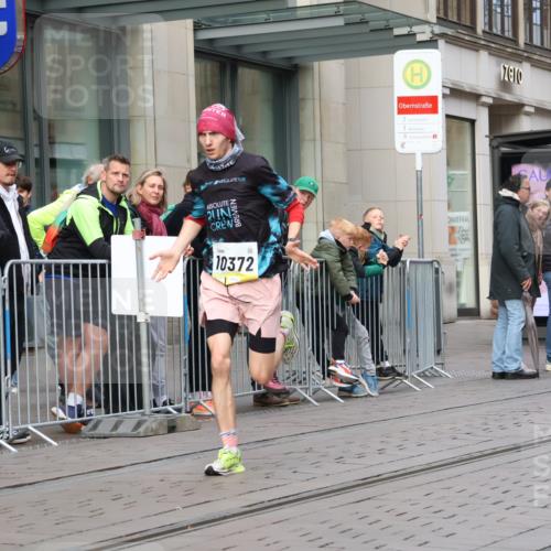 05.10.2025 - 20. swb-Marathon Bremen Strokosch-Dieckow http://msf.ph/oto/9229276 05.10.2025 10:35:45 Ziel 10372, 11188, 10372, 11188 meine-sportfotos.de
