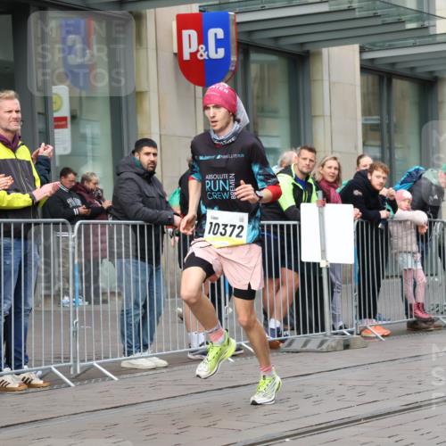 05.10.2025 - 20. swb-Marathon Bremen Strokosch-Dieckow http://msf.ph/oto/9229286 05.10.2025 10:35:46 Ziel 10372, 11188, 10372, 11188 meine-sportfotos.de