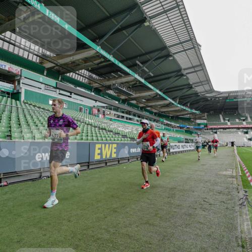 05.10.2025 - 20. swb-Marathon Bremen Michael Burmester http://msf.ph/oto/9229288 05.10.2025 12:40:39 Laufen im Stadion 45, 46, 133, 241, 623, 689, 945, 1615, 1812, 2036, 2048, 2057, 2064, 2118, 2169, 2497, 2670, 2683, 4375, 5595, 6075, 6444, 7213, 7274, 7587, 7766, 7883, 236, 826, 1198, 1345, 1392, 1626, 2130, 4030, 5240, 8849 meine-sportfotos.de